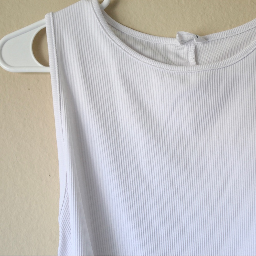 Ribbed tank top with open back and lace up waist
